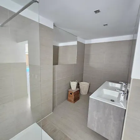 Nosotros Luxury * لوس كريستيانوس